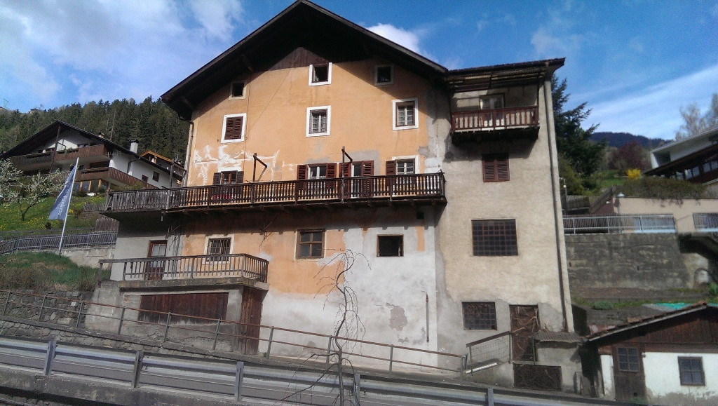 Stabilimento da ristrutturare in centro paese