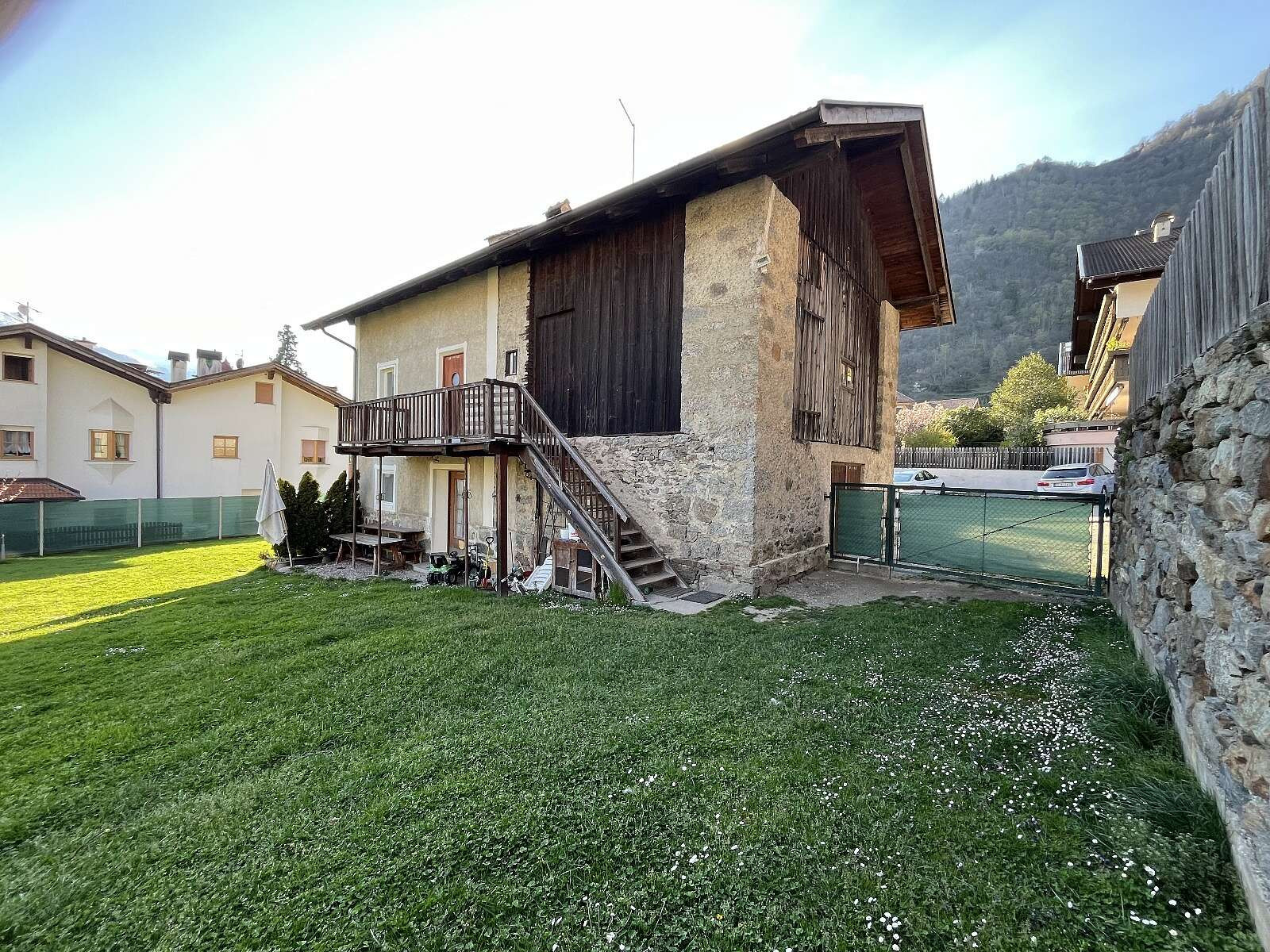 Occasione ideale per costruire: terreno con fabbricato esistente in ottima posizione