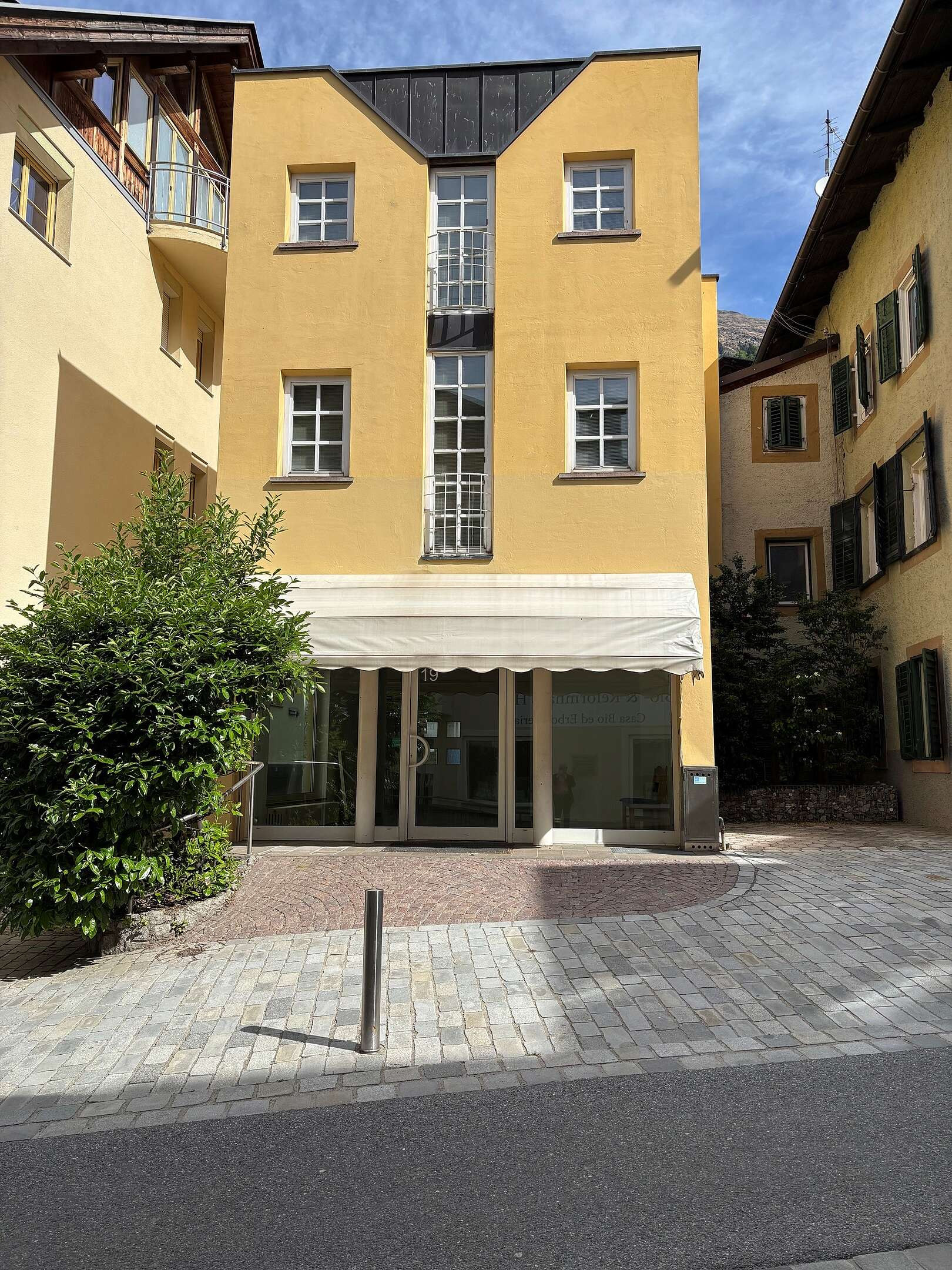 Gebäude mit Geschäftslokal und Wohnung im Zentrum zu verkaufen