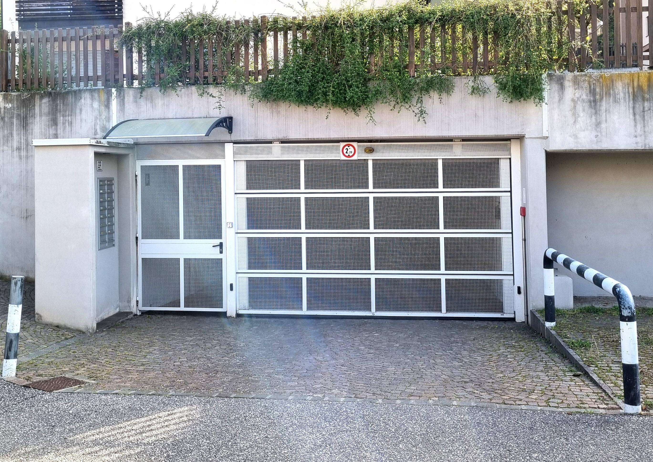 Vendesi ampio garage Vendesi ampio garage