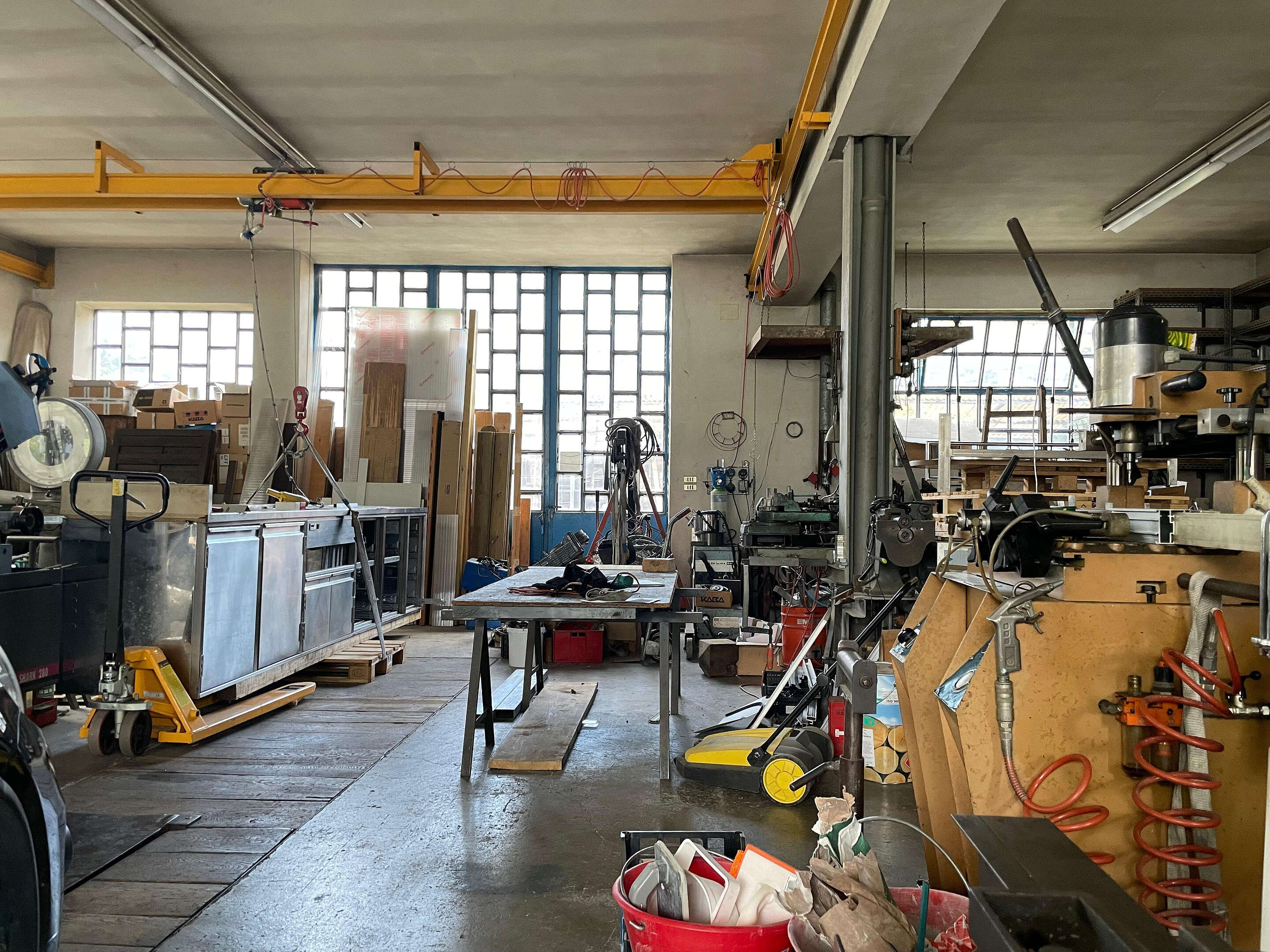 Officina con locali ufficio in vendita