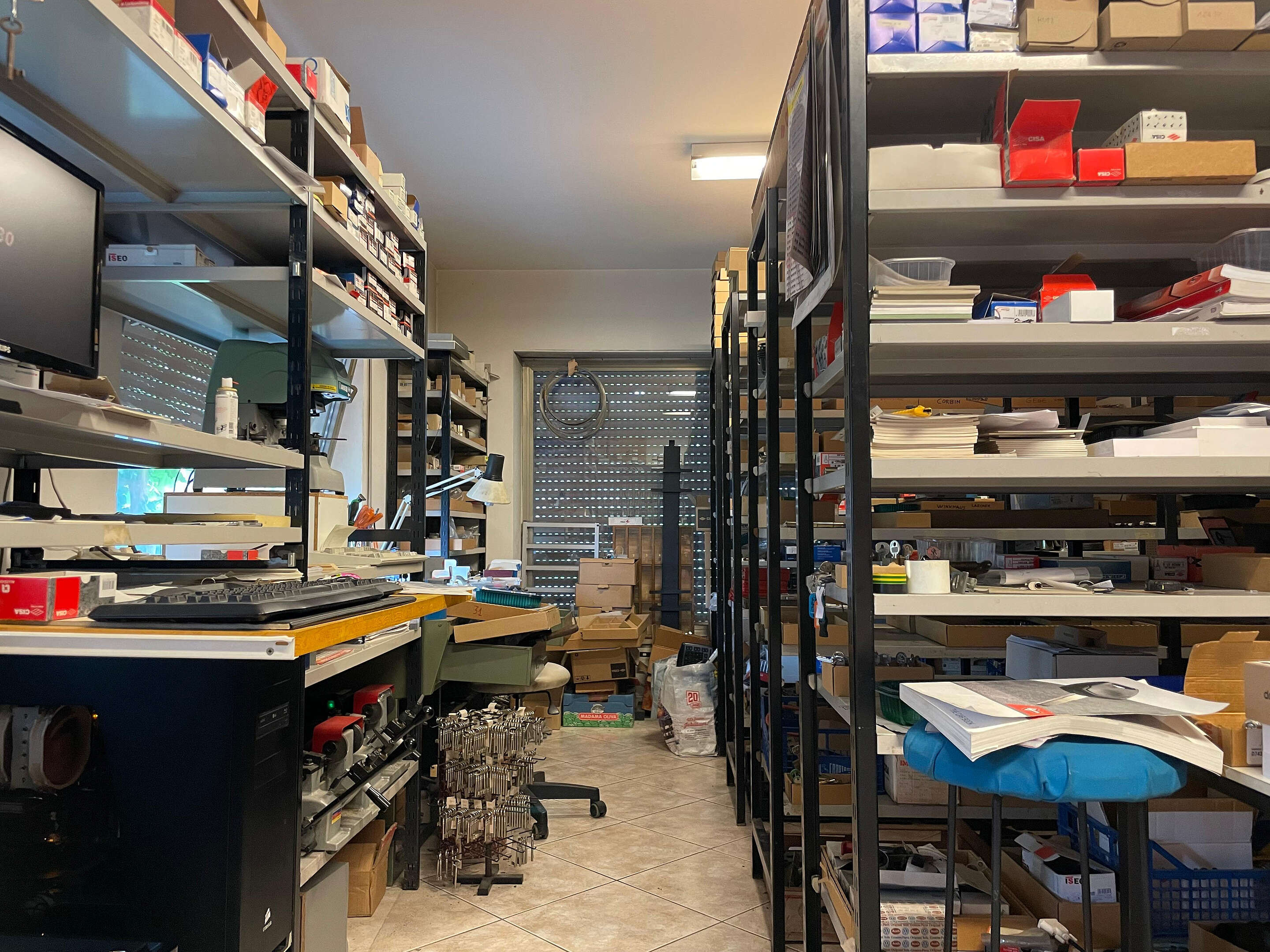 Officina con locali ufficio in vendita