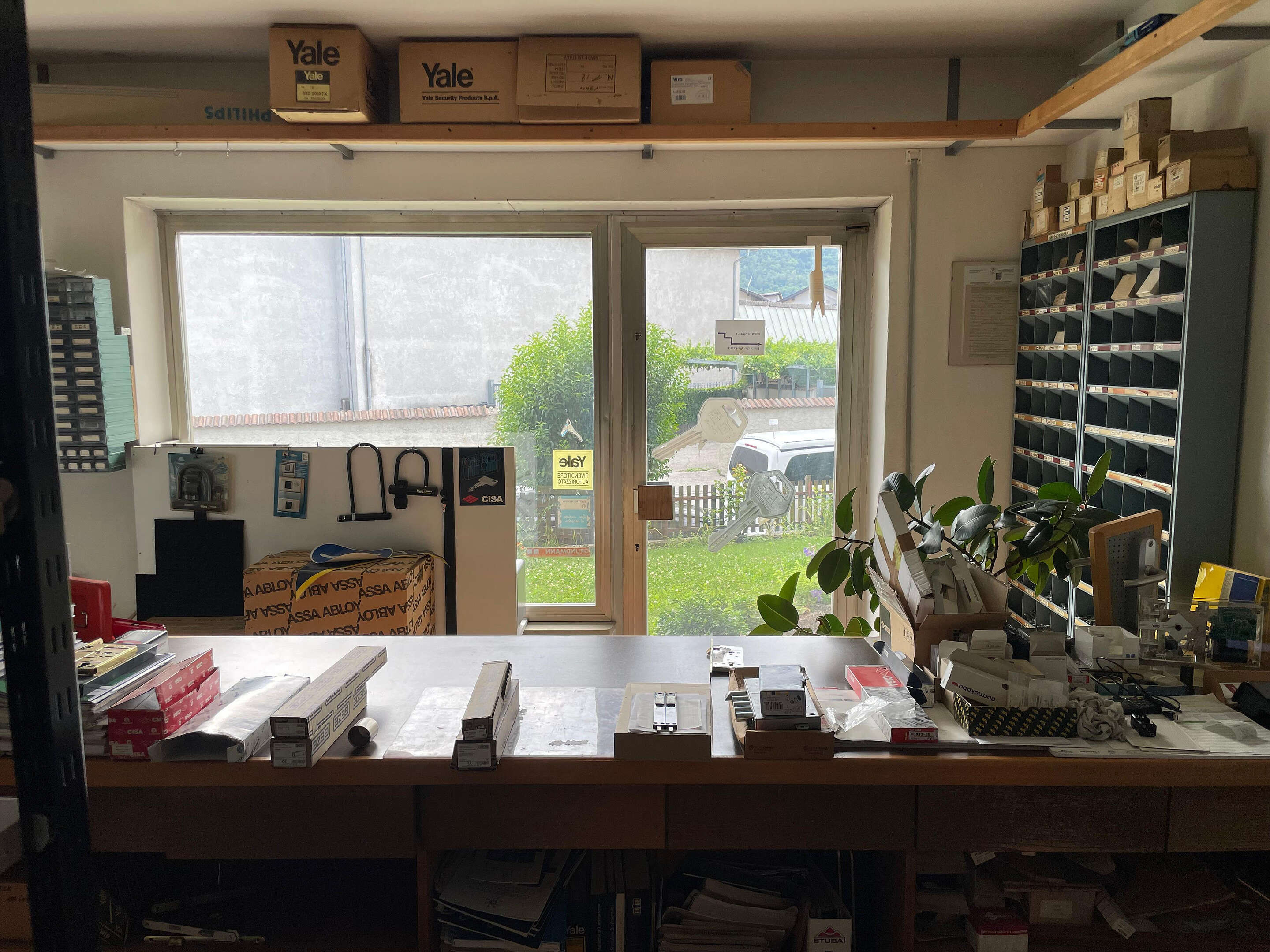 Officina con locali ufficio in vendita