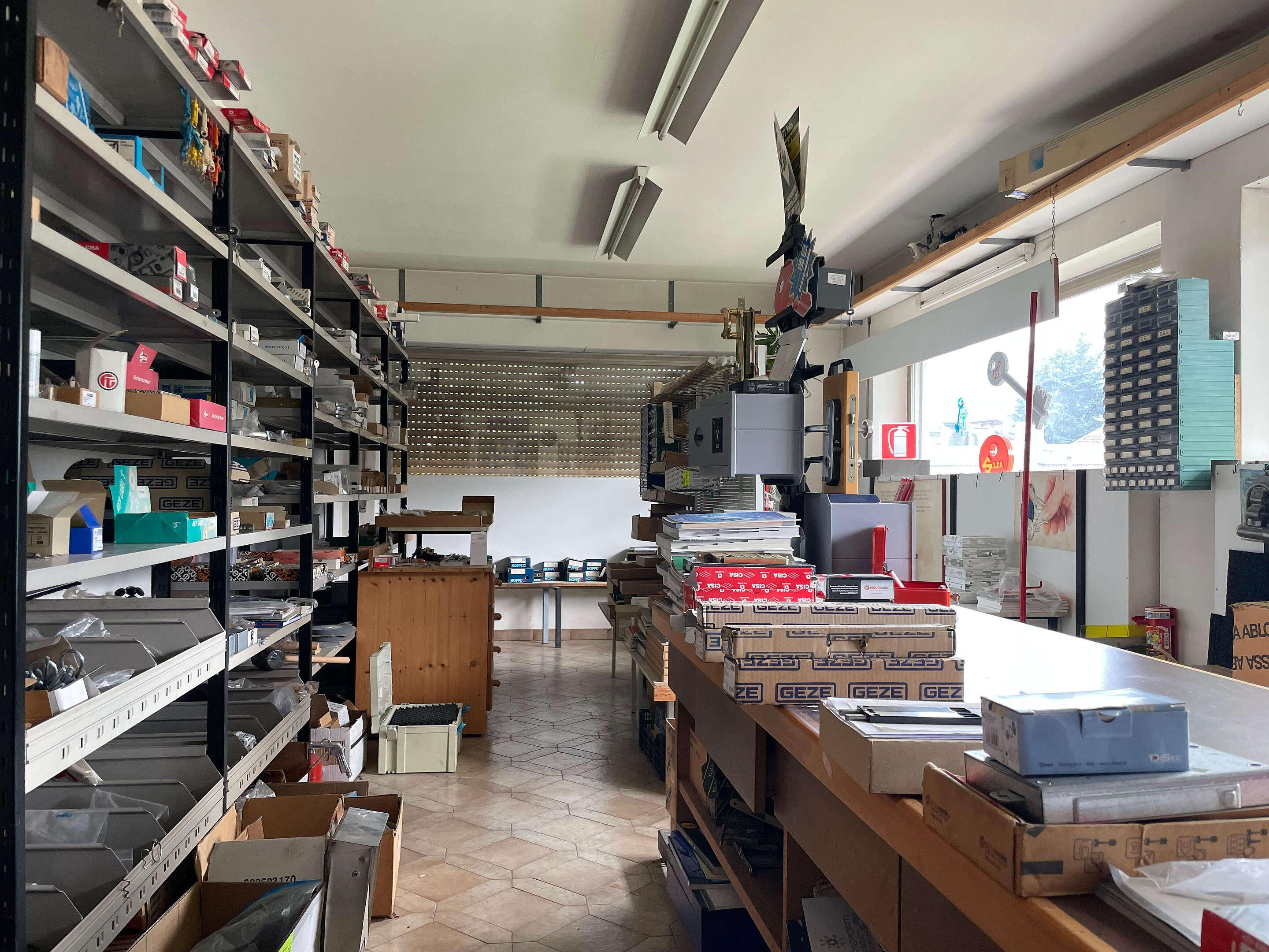Officina con locali ufficio in vendita