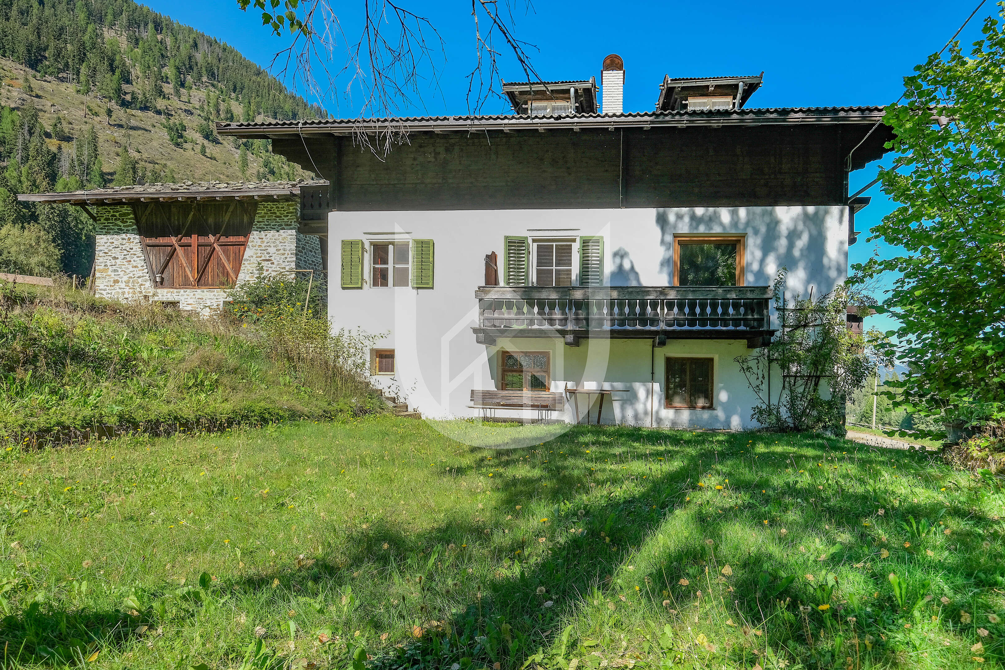 Traditionelles Anwesen mit landwirtschaftlichen Flächen im hinteren Ultental zu verkaufen