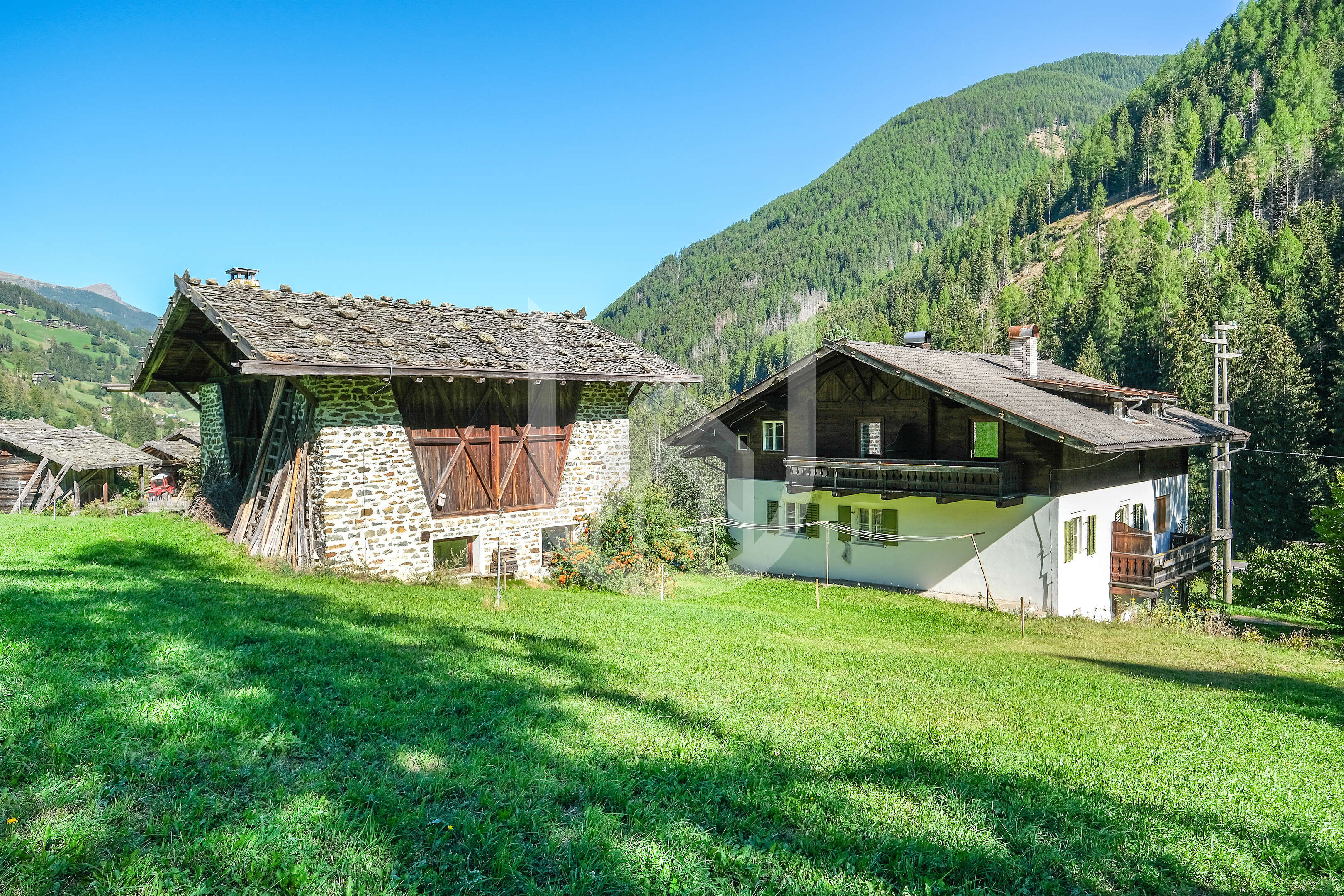 Traditionelles Anwesen mit landwirtschaftlichen Flächen im hinteren Ultental zu verkaufen