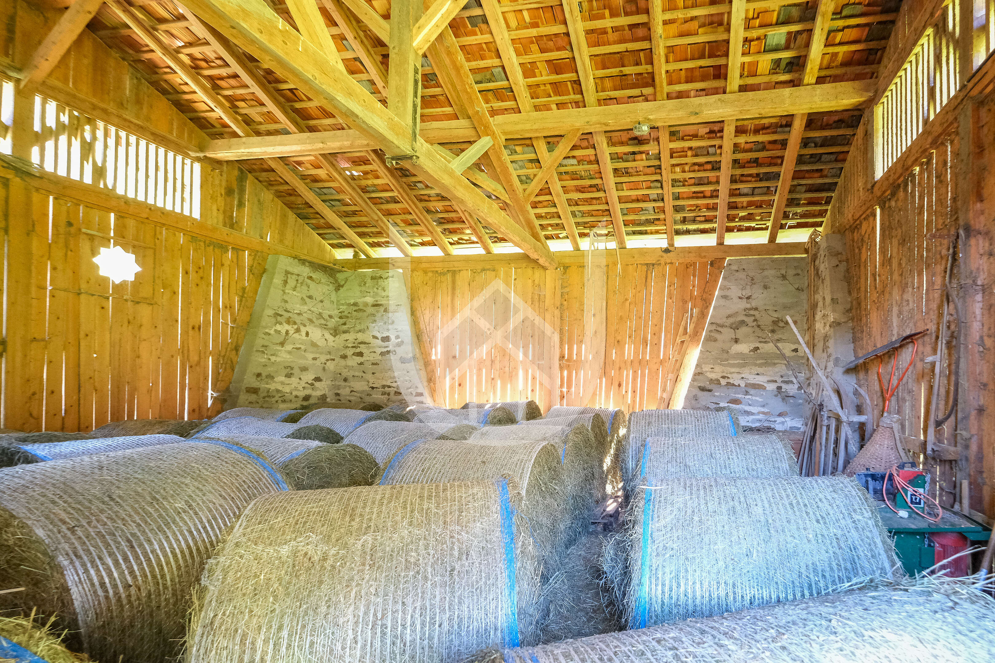 Traditionelles Anwesen mit landwirtschaftlichen Flächen im hinteren Ultental zu verkaufen