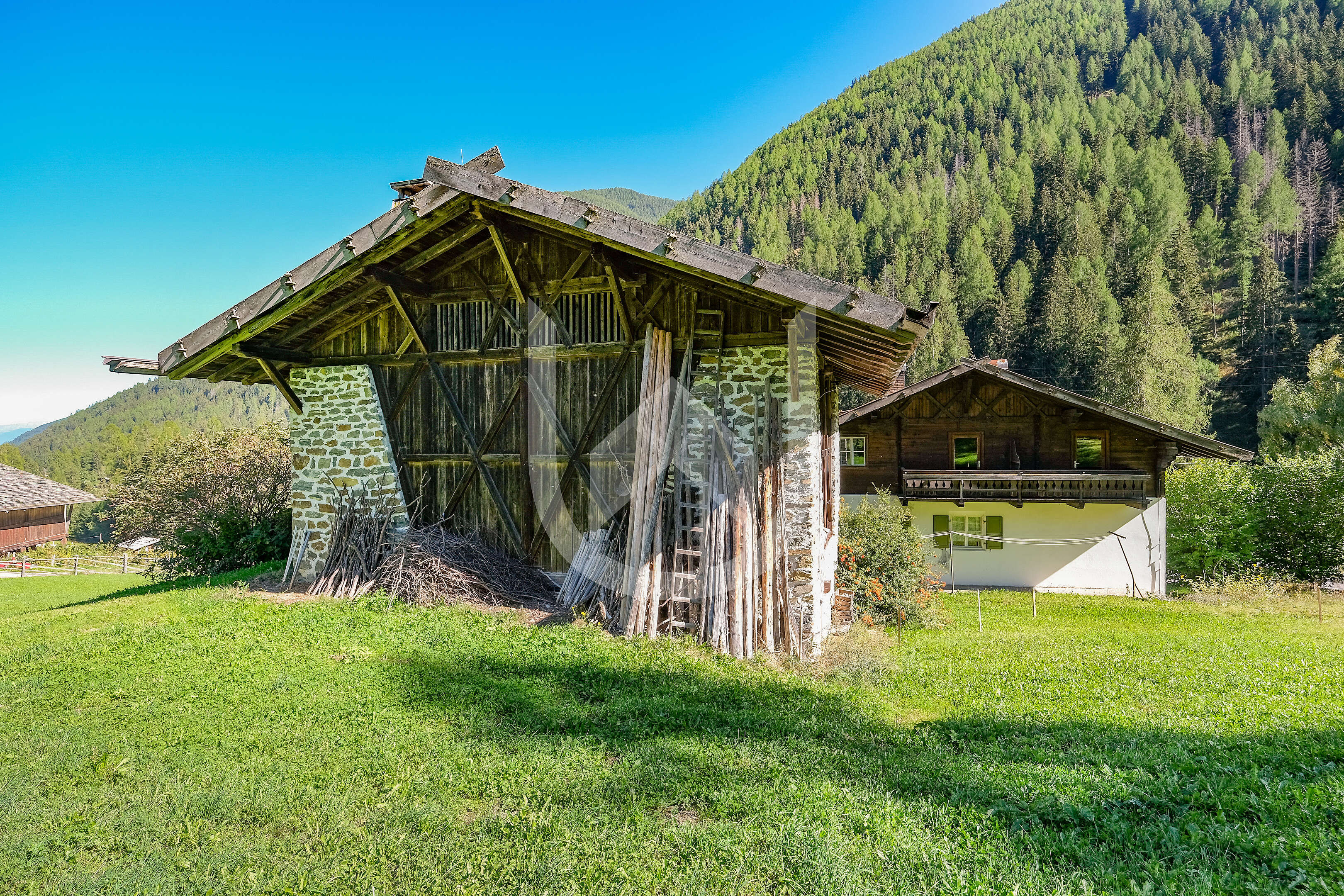 Vendesi: Rustico tradizionale con ampi prati in Val d’Ultimo