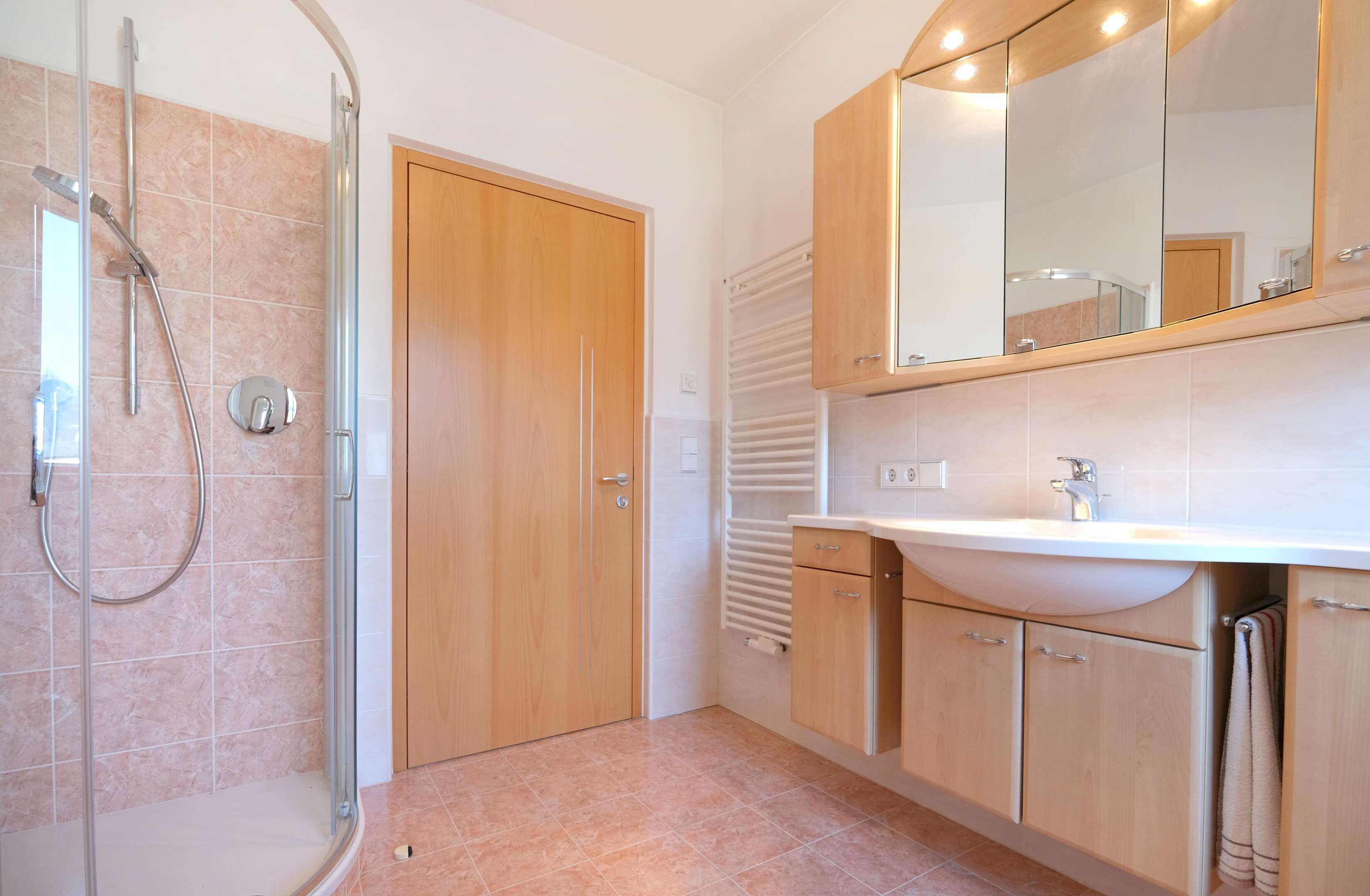 Reihenhaus mit Doppelgarage neuwertig in guter Lage zu verkaufen