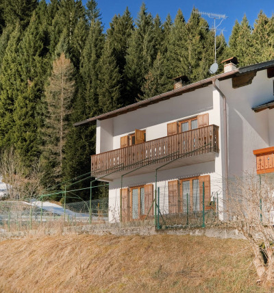 Vendesi casa a schiera in un borgo rurale Vendesi casa a schiera in un borgo rurale